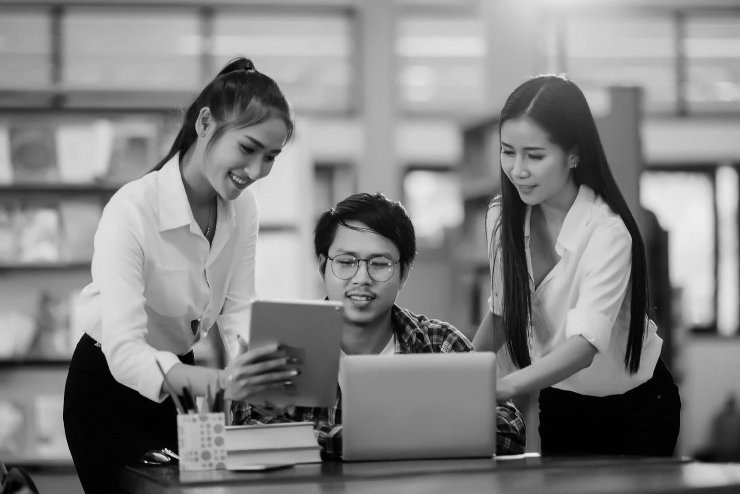 Grupa uczestników podczas ćwiczeń zespołowych